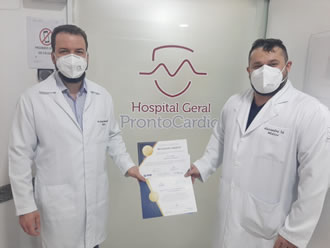 Dr. Felipe Barbosa e Dr. Alexandre Sá com os certificados que atestaram a qualidade do trabalho prestado pelo hospital