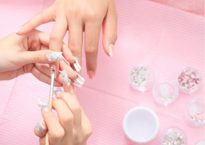 Ilustração cuidado com as unhas em acrigel