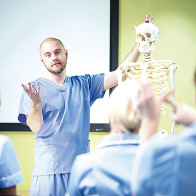 Leia mais sobre o artigo Ensino médico não é um negócio: é sacerdócio!