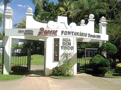 Raposo - Fontes de águas minerais são atrações do local