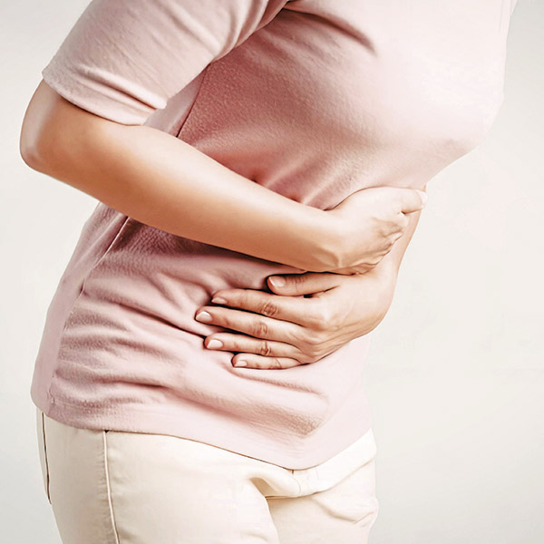 mulher-com-a-mão-na-barriga-Destaque