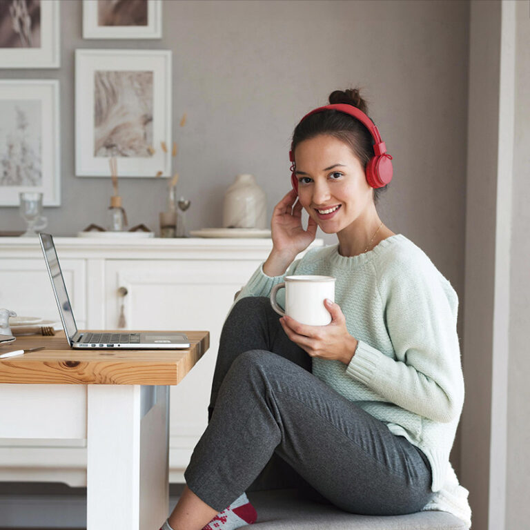 Cuidado com o home office! cozy-woman-holding-mug-sitting-chair
